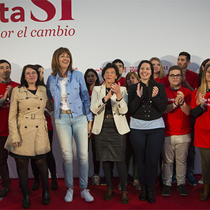 Idoia Mendia, Azahara Domnguez, Isabel Cela y Adriana Lastra con los jvenes en Bilbao [Foto: Socialistas Vascos]