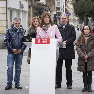 Idoia Mendia, Javier Lasarte y Julia Liberal, en Vitoria