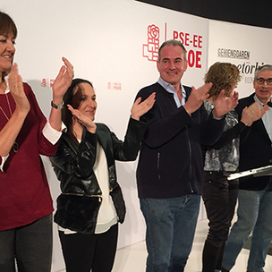 Idoia Mendia, Julia Liberal, Javier Lasarte, Cristina Gonzlez y Ramn Jaregui en Vitoria-Gasteiz. [Foto: Socialistas Vascos]