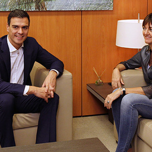 Idoia Mendiak Pedro Snchezekin hitz egin du Madrilen PSOEren egoitzan egindako bileran. [Argazkia: PSOE]