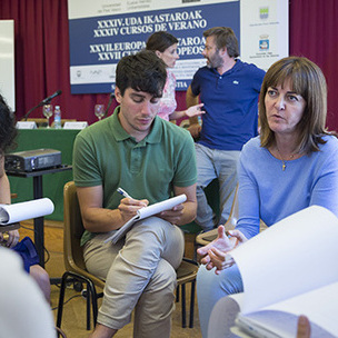 Idoia Mendia dialoga con los participantes en el curso de verano de la UPV-EHU. [Foto: Socialistas Vascos]