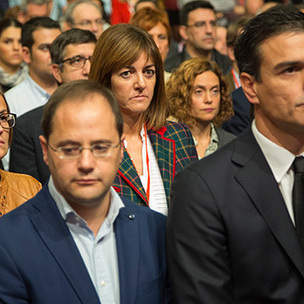 Idoia Mendia durante el minuto de silencio que se ha guardado en la Conferencia Poltica del PSOE en solidaridad con las vctimas de los atentados de Pars. [Foto: Socialistas Vascos]