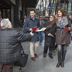 Idoia Mendia durante el reparto de las propuestas por los Socialistas para un Gobierno progresista y reformista