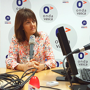 Idoia Mendia durante la entrevista en Onda Vasca