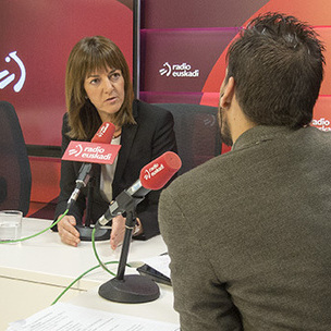 Idoia Mendia Bilboko EITB estudioetan elkarrizketa egiten. [Argazkia: Euskal Sozialistak]
