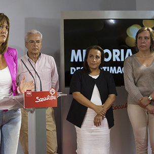 Idoia Mendia durante la rueda de prensa que ha ofrecido en Bilbao para analizar diversas iniciativas en materia de Memoria y Deslegitimacin. [Foto: Socialistas Vascos]