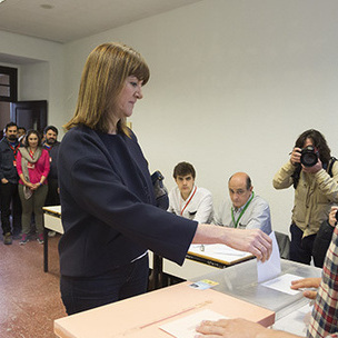 Idoia Mendia ejerciendo su derecho a voto