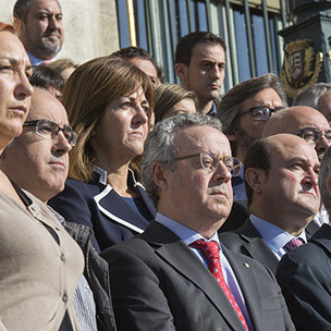 Idoia Mendia en la concentracin frente al Ayuntamiento de Bilbao