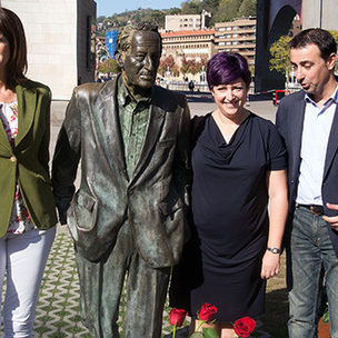 Idoia Mendiak parte hartu du, Edider Gardiazabal eta Mikel Torresekin batera, Ramn Rubil bere jaiotzaren 108. urteurrenean oroitzeko ekitaldian. [Argazkia: Euskal Sozialistak]