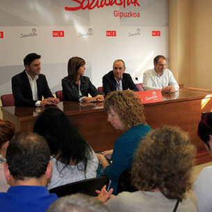 Idoia Mendia, Iaki Arriola, Mikel Serrrano eta Fernando Farias Zumarragan. [Argazkia: Gipuzkoako Sozialistak]