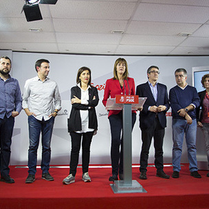 Idoia Mendia junto a candidatos y miembros de la Comisin Ejecutiva del PSE-EE durante la noche electoral del #20D