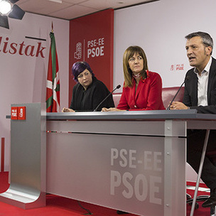 Idoia Mendia junto a los eurodiputados Eider Gardiazabal y Edoaurd Martin, en la sede del PSE-EE de Euskadi en Bilbao. [Foto: Socialistas Vascos]