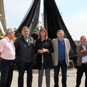 Idoia Mendia junto a los parlamentarios Jon Azkue y Esteban Elola en la visita al puerto de Hondarribia. [Foto: Socialistas Vascos]