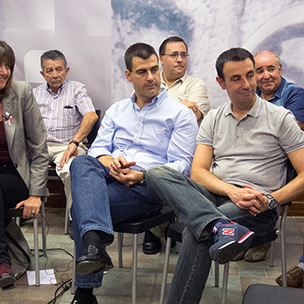 Idoia Mendia, Trapagako Taldeko idazkari nagusiarekin, Miguel ngel Gmez Viarrekin, eta Bizkaiko Sozialisten idazkari nagusiarekin, Mikel Torresekin, Trapagako Talde Sozialistan. [Argazkia: Euskal Sozialistak]