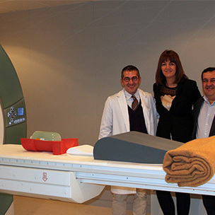 Idoia Mendia Donostiako Alkatetzarako hautagai Ernesto Gascorekin Donostiako CITA-Alzheimer Fundazioaren instalazioetan. [Argazkia: Euskal Sozialistak]