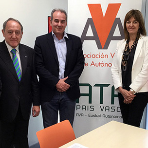 Idoia Mendia junto al presidente de la Asociacin Vasca de Autnomos AVA-ATA Euskadi, Ernesto Garca Ozaeta, y los candidatos al Congreso y Senado, Javier Lasarte y Julia LIberal.