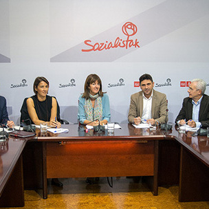 Idoia Mendia alkate sozialistekin eta PSE-EEko Erakunde Politikako idazkari Begoa Gilekin bildu da. [Argakia: Euskal Sozialistak]