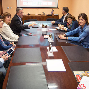 Idoia Mendia eta Elena Prez Barredo Crtitaseko ordezkariekin egindako bileran (Bilbo). [Argazkia: Euskal Sozialistak] 