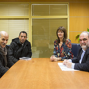 Idoia Mendia eta Mikel Unzalu Polisario Fronteko RASDeko ordezkariekin, Euskadi ordezkari Mohamed Fradelekin egindako bileran. [Argazkia: Euskal Sozialistak]