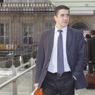 Imagen de archivo del candidato socialista entrando a la sede del Parlamento vasco (FOTO: ARCHIVO)