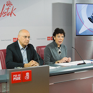 Isabel Cela eta Rodolfo Ares Reflexiones de futuro-Etorkizuneko Gogoetak hitzaldi-zikloa aurkezteko goizean Bilbon eman duten prentsaurrekoan