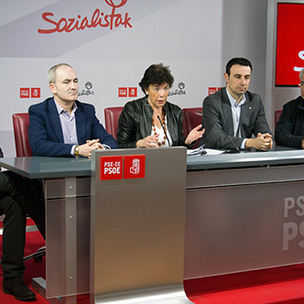 Isabel Cela eta alkate sozialistak prentsaurrekoan, eskola-jantokietako elikadura defizitari buruzko ekimena aurkeztezko egindakoan
