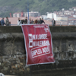 JSE-Egaz despliegan una pancarta contra la precariedad laboral juvenil en la playa de Ereaga (Getxo). [Foto: Socialistas Vascos]