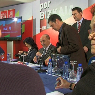 Jos Antonio Pastor, Alfonso Gurpegi, Oscar Seco eta Yolanda Dez adinekoen elkarteekin egindako batzarrean