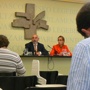 Jos Antonio Pastor, PSE-EE-ko bozeramailea, eta Natalia Rojo PSE-EE-ko lebebiltzarkidea