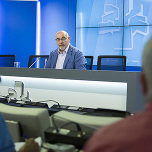 Jos Antonio Pastor durante la rueda de prensa en el Parlamento Vasco