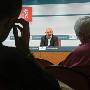 Jos Antonio Pastor prentsaurrekokaren une batean