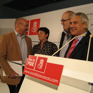 Jos Antonio Pastor Hizkuntza Politikako sailburuordearekin, Lourdes Auzmendirekin eta Vicente Reyes PSE-EE-ko legebiltzarkidearekin