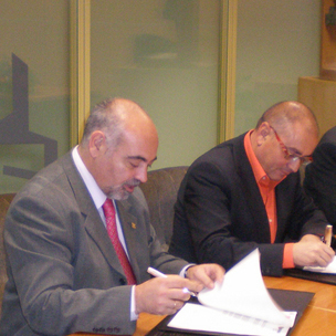 Jos Antonio Pastor y Javier Madrazo firman el acuerdo que permitir aprobar la nueva Ley de servicios Sociales antes del final de legislatura