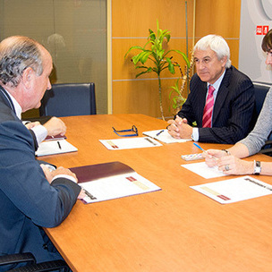 Euskal Sozialisten idazkari nagusia, Idoia Mendia, Confebask euskal patronalaren presidentearekin, Miguel ngel Lujuarekin, eta zuzendari nagusiarekin, Eduardo Arechagarekin, bildu da gaur Vitoria-Gasteizen. Vicente Reyes legebiltzarkide sozialista ere hantxe izan da. [Argazkia:Euskal Sozialistak]