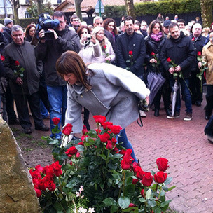 PSE-EEko idazkari nagusiak, Idoia Mendiak, Fernando Buesa eta Jorge Daz oroitzeko monolitoan arrosa utzi du; ETAk hil zituen 2000. urtean. [Argazkia: Euskal Sozialistak]