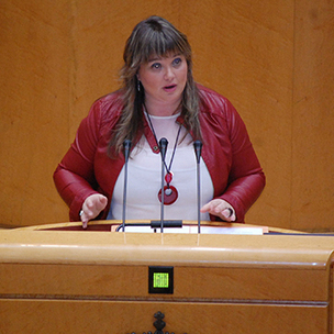 Senatuko presidenteordea eta Arabarengatiko PSE-EEko diputatua, Yolanda Vicente, Euskal Autonomia Erkidegoarekiko Ekonomia Ituna onesteko Lege Proiektua eztabaidatu eta onetsi denean
