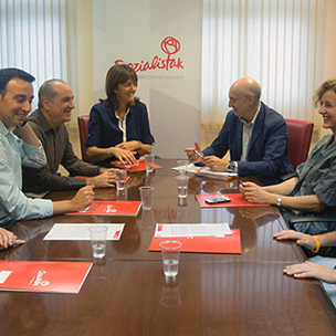 PSE-EEko Euskadiko Idazkaritza Nagusirako hautagaiak, Idoia Mendia, Arabakoak (Cristina Gonzlez eta Ivn Ruiz de Eguilaz), Gipuzkoakoak (Iaki Arriola) eta Bizkaikoak (Mikel Torres eta Iaki Egaa). (Argazkia: Euskal Sozialistak)