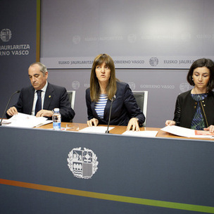 Iaki Arriola eta Idoia Menda sailburuak