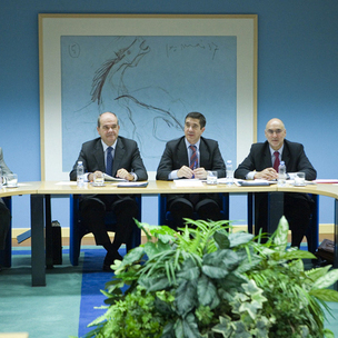 Manuel Chaves eta Patxi Lpez Espainiako Gobernuaren ordezkariek eta Eusko Jaurlaritzak egin duten batzarraren buru gisa aritu dira