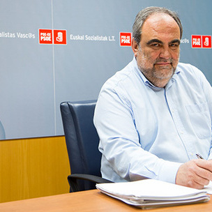 Mikel Unzalu, Eusko Legebiltzarreko Euskal Sozialistan Taldearen bulego batean. [Argazkia: Euskal Sozialistak]