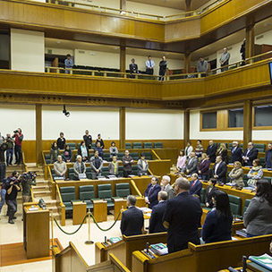 Minutu bat isilik ETAk hildako Enrique Casas eta Fernando Buesa legebiltzarkide sozialistak gogoratzeko. [Argazkia: Euskal Sozialistak]