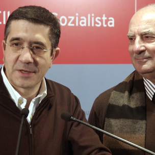 Patxi Lpez, acompaado por el alcalde socialista de Andoain, Jos A. Prez Gabaran