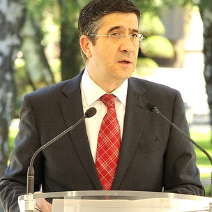 Patxi Lpezek Ajuria Eneako lorategietan agerraldia gauzatu zuen Eusko Jaurlaritzaren buruzagitzan gauzatu dituen lehenengo ehun egunen ebaluazioa egiteko