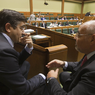 Patxi Lpez conversando con Jos Antonio Pastor en el Parlamento vasco