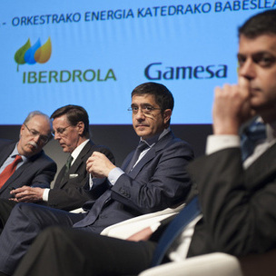 Patxi Lpez durante la conferencia de competitividad 2011
