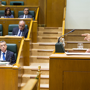 Patxi Lopez Eusko Legebiltzarrean hitz egiten (Artxibo-argazkia)