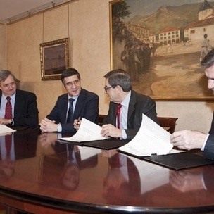 Patxi Lpez en el momento de la firma con Kutxabank