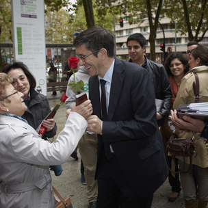 Patxi Lpez en el reparto de rosas en Vitoria