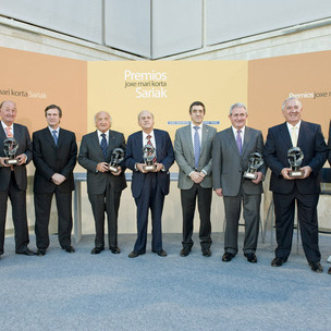 Patxi Lpez en la foto de familia con los empresarios premiados