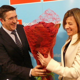 Patxi Lpez, entrega a Bibiana Aido un ramo de flores con motivo de su cumpleaos